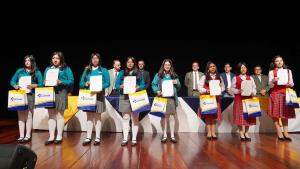Estudiantes de los colegios Unidad Educativa Sudamericano y Sor Teresa Valsé reciben certificados por publicaciones de artículos